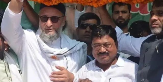 محمد مرشد عالم درمیان میں