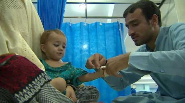 ਬੱਚੇ ਦਾ ਹਾਲ ਜਾਣ ਰਿਹਾ ਸ਼ਖਸ 