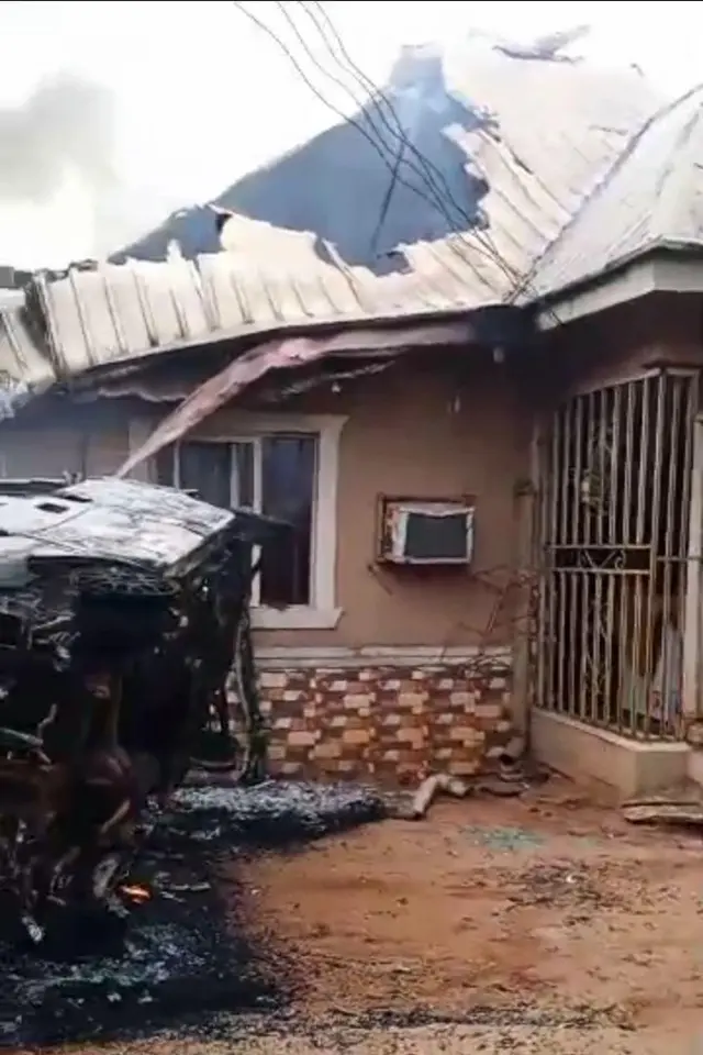 Ụlọ na ụgbọala Emmanuel amụnyere ọkụ