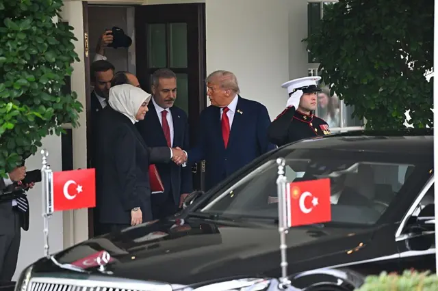 İbrahim Kalın Beyaz Saray'ın kapısında Trumpla el sıkışıyor, yanında Hakan Fidan var, Eylül 2025