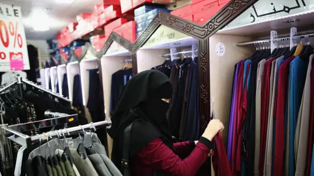 اسماء وايي، روژه کې هره یوه مشترۍ تر شپږ یا اوه جوړې ښځینه جامې اخلي