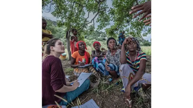 يجمع العلماء عينات من البراز من أشخاص في أماكن نائية على أمل الحفاظ على الميكروبات الثمينة