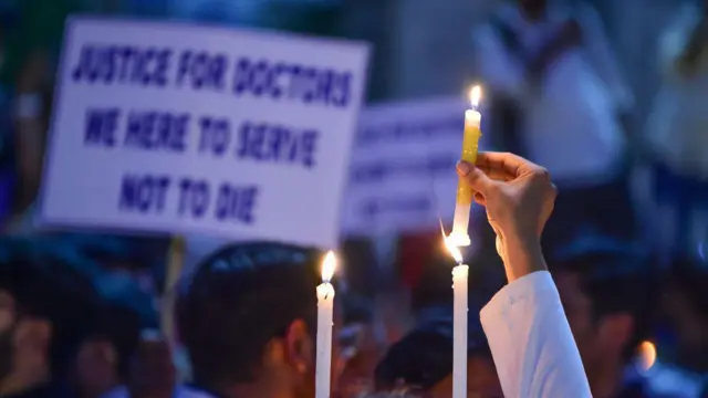 Dokter senior dan dokter residen mengambil bagian dalam pawai menyalakan lilin selama protes dan pemogokan nasional terhadap pemerkosaan dan pembunuhan dokter perempuan di RG Kar Medical College dan rumah sakit Kolkata, pada 17 Agustus 2024 di Allahabad, India.