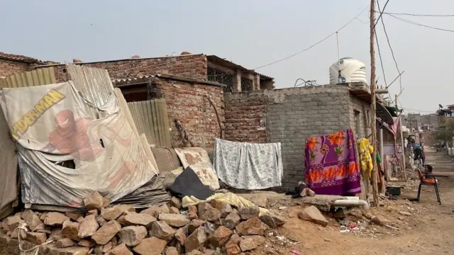 बंगाली कॉलोनी की अस्थायी बस्ती जिसे तोड़ा जा रहा है
