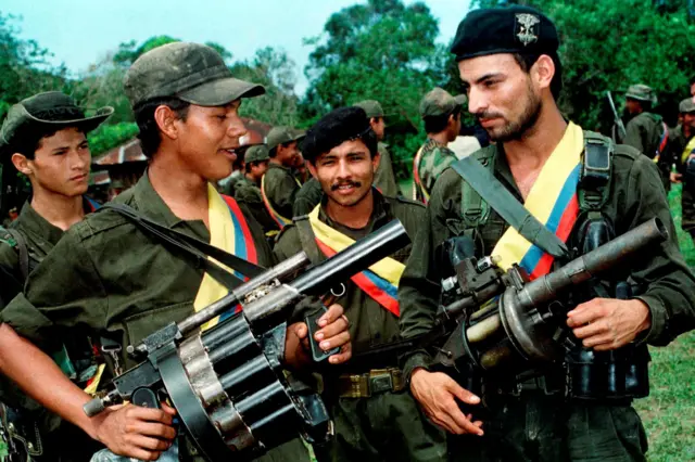 FARC gerillaları Kolombiya yakınlarında silahlarıyla görülüyor (7 Ağustos 1998)