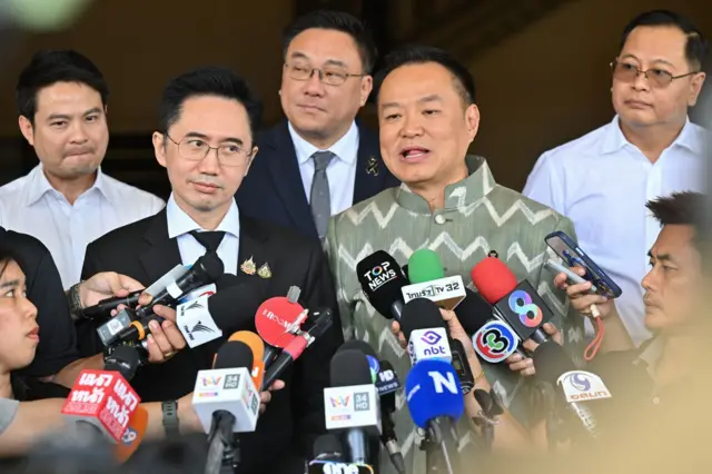 ยศชนัน วงศ์สวัสดิ์ เข้าทำเนียบรัฐบาลครั้งแรกเมื่อ 2 เม.ย. เพื่อนำทีม รมต. สังกัดพรรคเพื่อไทยไปร่วมรับประทานอาหารกลางวันกับนายกฯ และ รมต. สังกัดพรรคภูมิใจไทย ที่ตึกไทยคู่ฟ้า