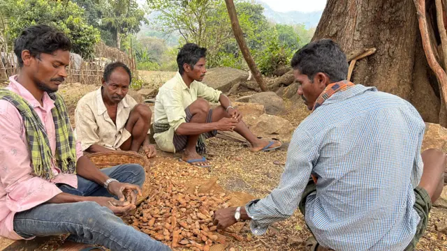 చినకోనల గ్రామ ప్రజలు