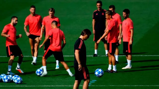 Real Madrid's Spanish coach Julen Lopetegui (C) takes part in a training session at the Valdebebas training ground in Madrid on September 18, 2018 on the eve of the UEFA Champions' League football match Real Madrid CF against AS Roma.