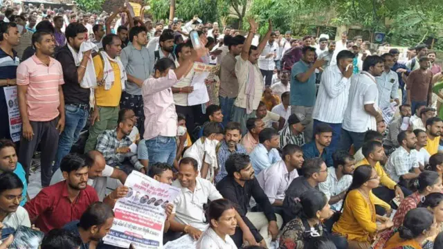 प्रदर्शन करते कर्मचारी