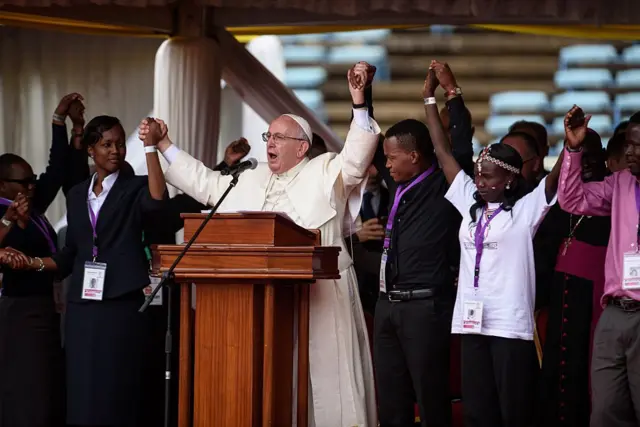 Le Pape François avec les jeunes kenyans à Nairobi lors d'un rassemblement