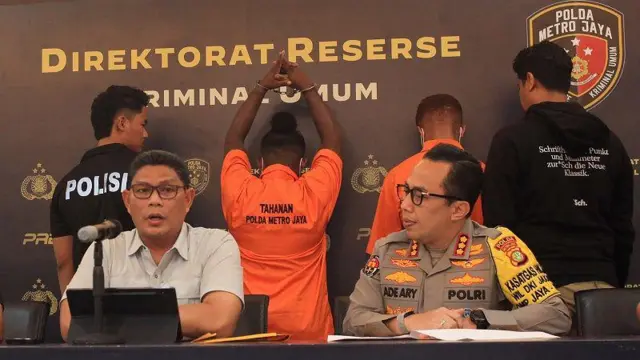 Wakapolda Metro Jaya Brigjen Pol. Djati Wiyoto Abadhy (kiri) dan Kabid Humas Polda Metro Jaya Kombes Pol. Ade Ary Syam Indradi (kanan) menyampaikan keterangan kepada wartawan terkait kasus pembubaran paksa diskusi di Mapolda Metro Jaya, Jakarta, Minggu (29/9/2024). 