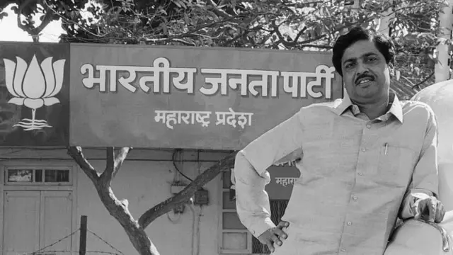 भाजपचे दिवंगत नेते प्रमोद महाजन भाजपच्या महाराष्ट्र प्रदेश कार्यालयासमोर