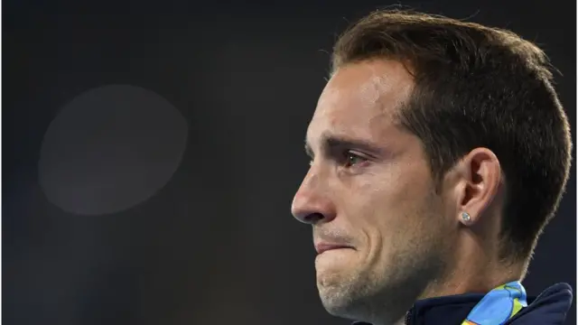 Renaud Lavillenie llora al recibir la medalla de plata