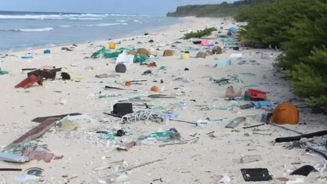 একটি দ্বীপে ছড়িয়ে পড়া প্লাস্টিকের জঞ্জাল