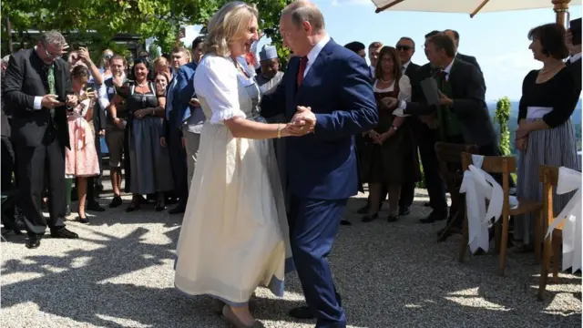 الرئيس الروسي فلاديمير بوتين مع وزيرة الخارجية النمساوية كارين كنايسل