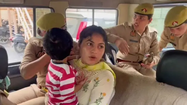 नोएडा पुलिस के पास शिकायत दर्ज कराने के बाद सोनिया (अपने बच्चे के साथ)