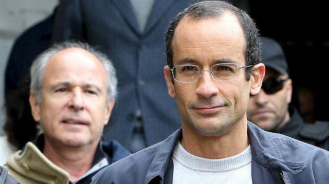 Marcelo Odebrecht sorrindo contidamente enquanto caminha