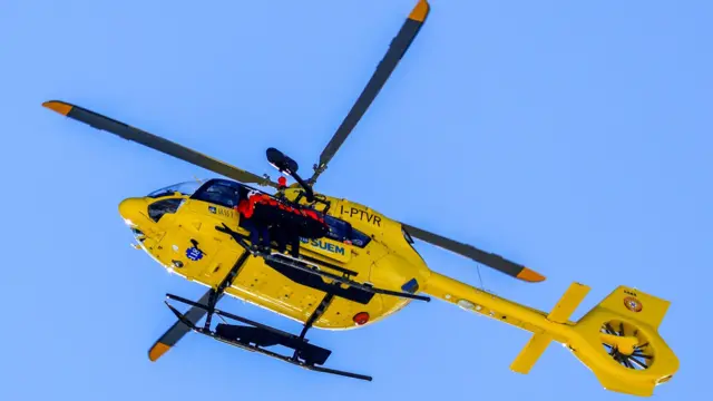 নারীদের ডাউনহিল স্কিইং ইভেন্টে আহত হওয়ার পর হেলিকপ্টারে নেওয়া হচ্ছে আমেরিকান লিন্ডসে ভনকে।