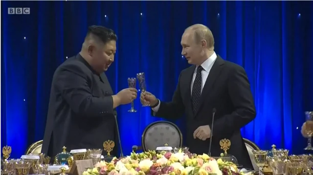 ২০১৯ সালে ভ্লাদিভোস্টকের শীর্ষ সম্মেলনে পুতিন এবং কিমের টোস্ট৷
