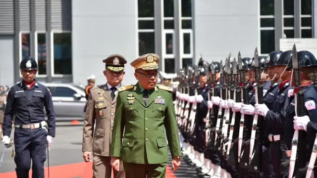 ဘန်ကောက်မြို့က ထိုင်းရဲဌာနချုပ်မှာ ဂုဏ်ပြုတပ်ဖွဲ့ အလေးပြုတာကို ကြည့်ရှုစစ်ဆေးနေနဲ့ မြန်မာစစ်ကောင်စီ ရဲချုပ် 