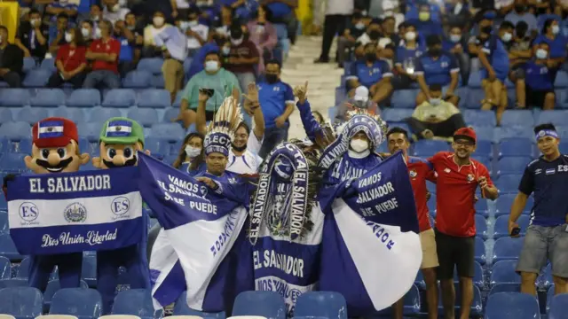مشجعو منتخب السلفادور في المدرجات