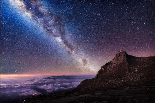 ทางช้างเผือกเหนือยอดเขาคินาบาลูบนเกาะบอร์เนียวซึ่งสูงเสียดเมฆ