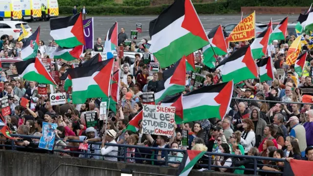 Stadın dışındaki kalabalık