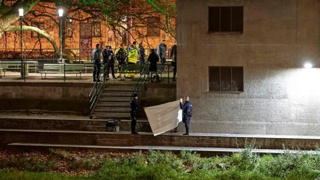 Полицейские на набережной