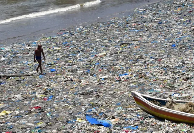 মুম্বাইয়ের সৈকতে পড়ে থাকা প্লাস্টিক বর্জ্য