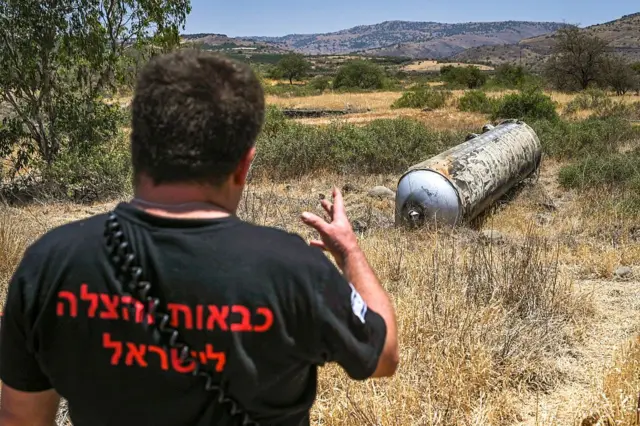İsrail güvenlik güçleri, 19 Haziran'da Tel Aviv'e düşen bir İran füzesini inceliyor