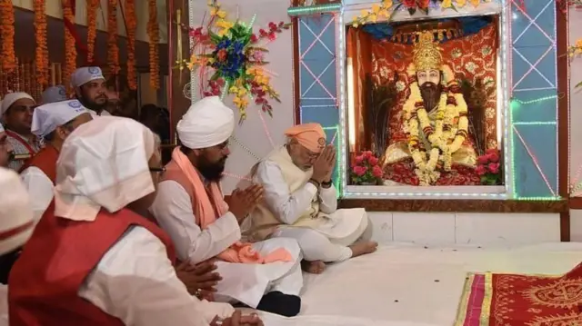 प्रधानमंत्री नरेंद्र मोदी ने 2019 में गुरु रविदास मंदिर में मत्था टेका था