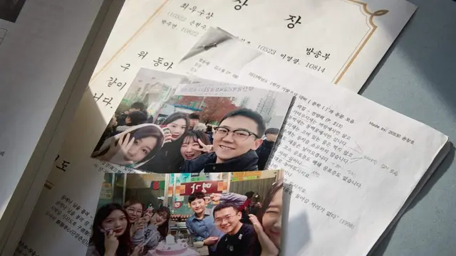 친구들에게 나눠 준 프린트물 위에 놓인 사진 속 윤창호 군(가장 우측)