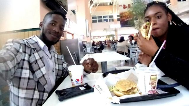 Daniel ao ladojogo cassino roleta gratisThais enquanto comem lanche