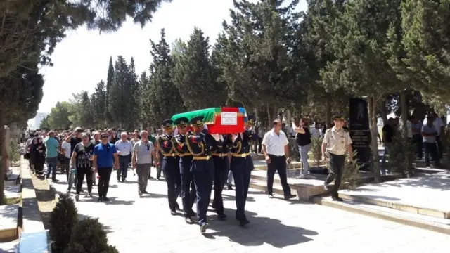 MiQ-29 təyyarəsinin pilotu polkovnik-leytenant Rəşad Atakişiyevlə dəfn mərasimi