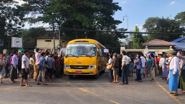 အင်းစိန်ထောင်ကနေပြန်လည်လွတ်မြောက်လာသူတွေ 