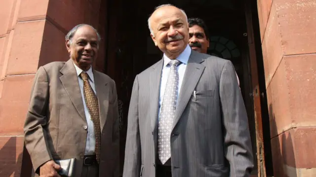 रिजर्व बैंक के पूर्व गर्वनर सी. रंगराजन (बाएं) के साथ सुशील कुमार शिंदे 