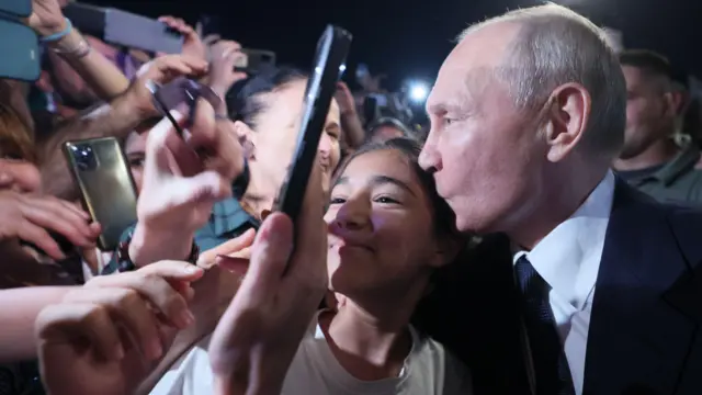 Putin beijando jovem no rosto