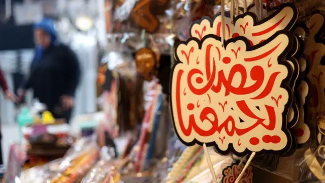 صورة لميدالية كُتب عليها: "رمان يجمعنا".