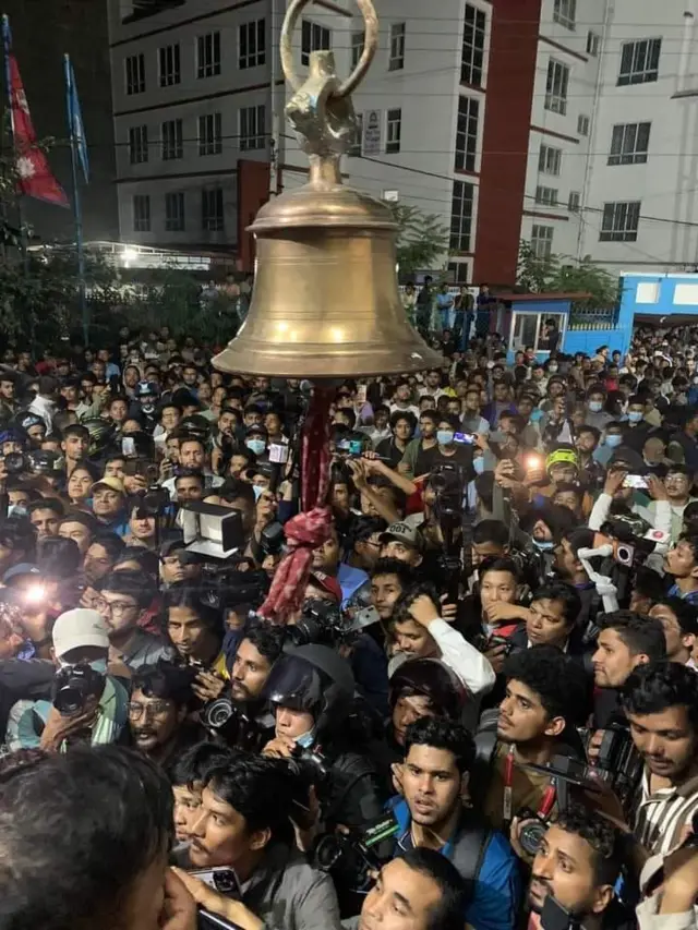 आइतवार रास्वपा पार्टी कार्यालयमा जम्मा भएको समर्थकहरूको भिड