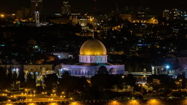 रात्रीच्या अंधारात रोषणाईनं उजळून निघालेला सोनेरी घुमट