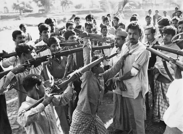 একাত্তরের যুদ্ধে যশোর মুক্ত হওয়ার পর দুজন রাজাকারকে ঘিরে ধরেছে মুক্তিবাহিনীর সশস্ত্র সদস্যরা। ডিসেম্বর, ১৯৭১