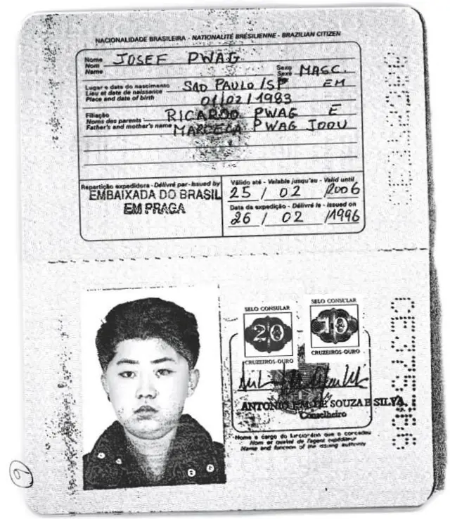 Una fotocopia de un pasaporte presuntamente usado por Kim Jong-un en su juventud