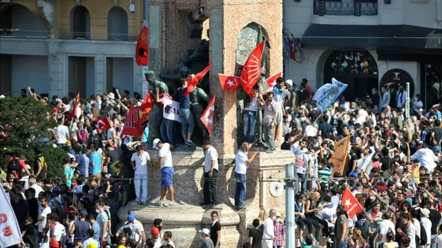 هزاران نفر در جریان اعتراضات پارک گزی در سال ۲۰۱۳ به خیابان‌ها آمدند و علیه دولت آقای اردوغان شعار دادند