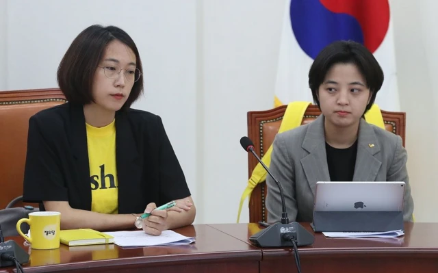 정의당 류호정 의원과 장혜영 의원은 SNS를 통해 피해자와 연대한다고 밝혔다