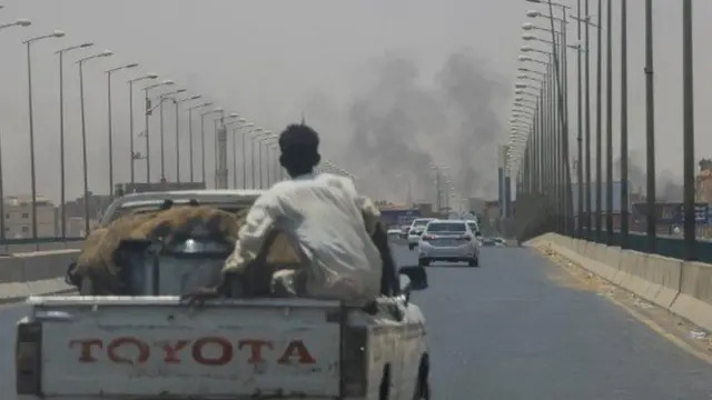 Umwotsi uzamuka i Omdurman hafi y'i Khartoum