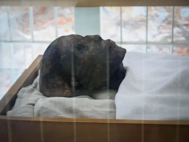 La momie de Toutânkhamon au KV62, Tombeau de Toutânkhamon, dans la Vallée des Rois à Louxor, Égypte. 