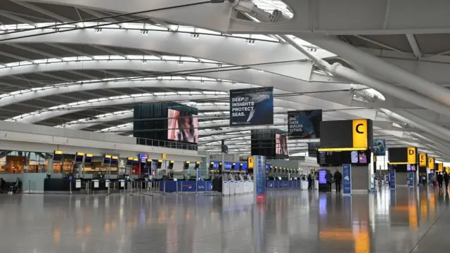 سالن خالی ترمینال ۵ فرودگاه هیترو در روز دوشنبه که در روزهای عادی پرازدحام است