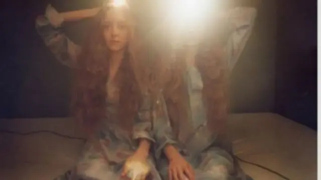 A shekaru shida da suka gabata mai daukar hoto Ariko Inaoka ya yi kokarin gano dangantakar da ke tsakanin 'yan tagwayen Iceland Erna and Hrefna