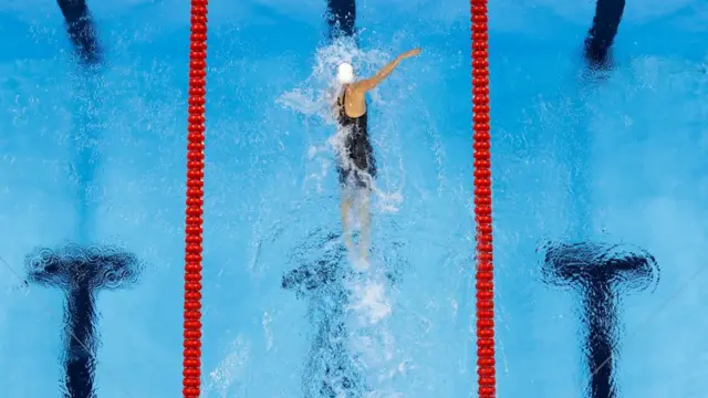 Hosszu rompe el récord mundial y olímpico de 400 metros combinados.