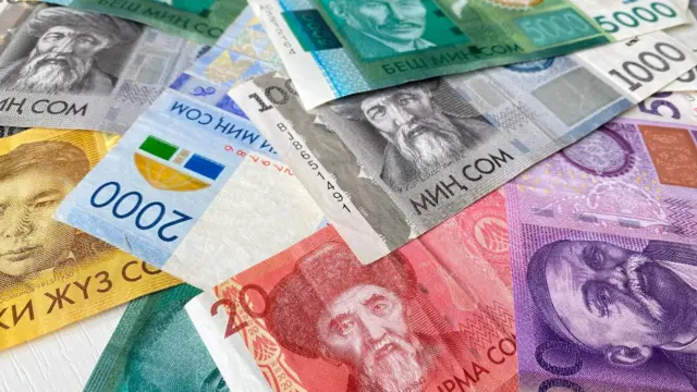 Сентябрь айынан тарта медицина кызматкерлеринин айлыгы 50% чейин көтөрүлөт 